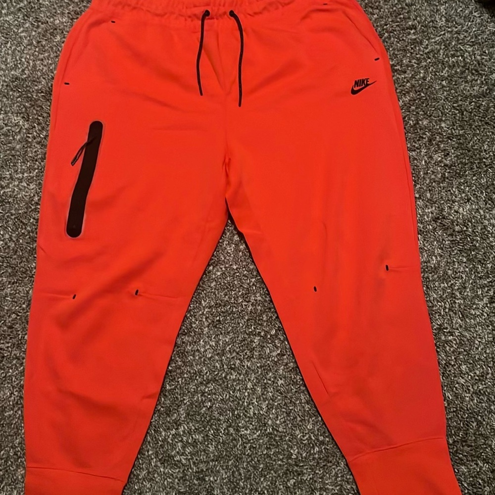 Red Nike tech NWT